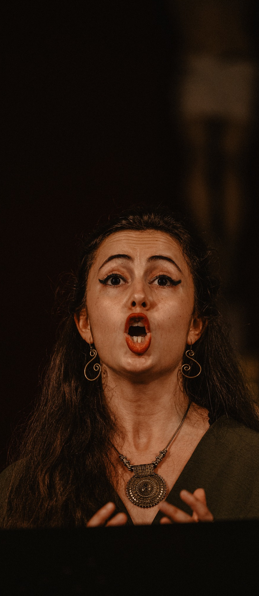 Pilar Cantando Lateral